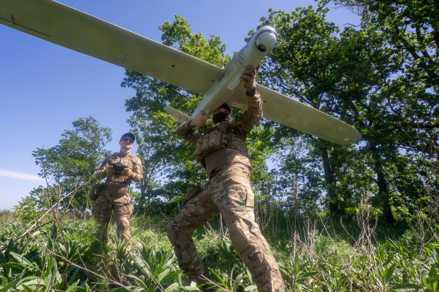 ウクライナ軍兵士が5月20日、ハルキウ戦線でロシア軍に向けてドローンを飛ばしている。ウクライナは兵力の限界を克服するため、ドローン攻撃に集中している。AP＝聯合ニュース