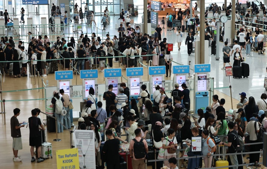 2日、仁川（インチョン）国際空港第1ターミナルの出国ロビーが夏の休暇シーズンを迎え、利用客で混雑している。仁川国際空港公社は同日、到着・出発を合わせた総旅客数を23万4273人と予測した。［聯合ニュース］