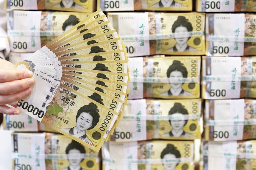 ソウル中区（チュング）のハナ銀行偽造・変造対応センターで、関係者が5万ウォン紙幣を整理している。ニュース1