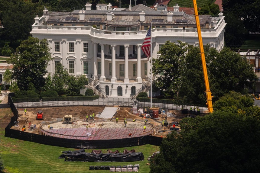 5日（現地時間）、米ワシントンDCのホワイトハウス南側の芝生広場で、ヘリコプター着陸場の建設工事が進められている。［AP＝聯合ニュース］