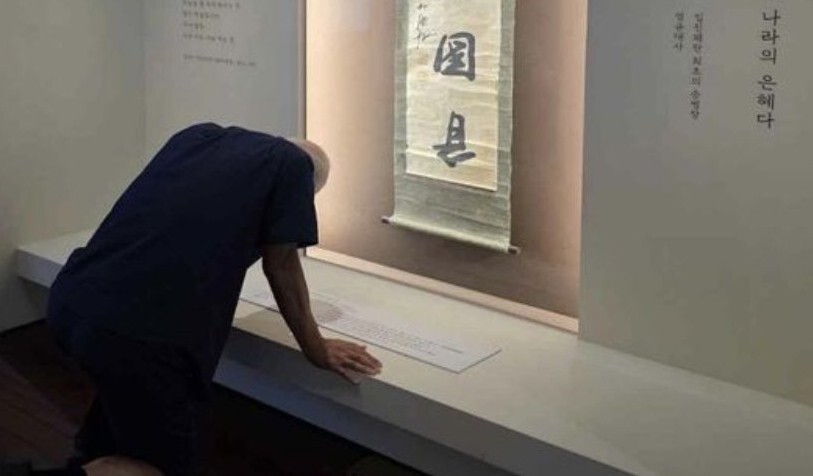  故・朴源根愛国志士の息子、パク・ヨンヒョン氏が、国立中央博物館に展示された「一飯是国恩」の書の前で泣き崩れている。［X キャプチャー］