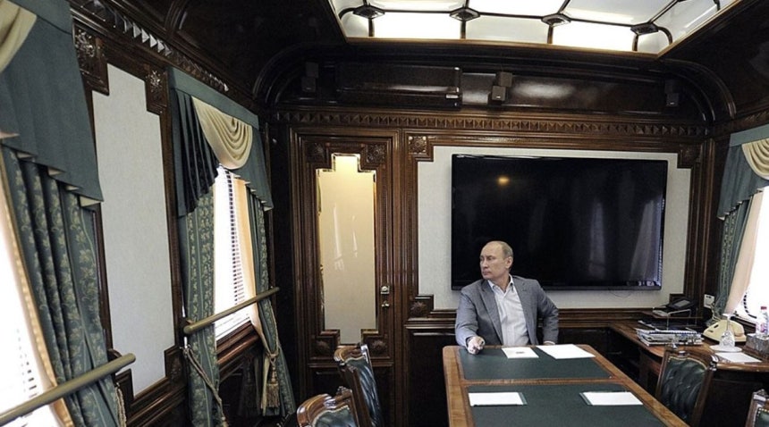  プーチン・ロシア大統領の列車内の執務室。写真＝モスクワ・タイムズのキャプチャー