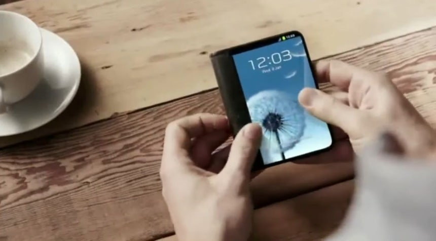 サムスン電子は2013年、米国の国際電子製品博覧会「コンシューマー・エレクトロニクス・ショー（CES）」の基調演説で、財布やパスポートのような形の4対3比率の折りたたみスマートフォンを未来のビジョンとして提示した。［写真 YouTubeチャンネル「SMD Wireless」キャプチャー］