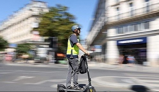フランスの首都圏で電動キックボードに乗る際にヘルメットと反射ベストの着用が義務化。［写真　AFP＝聯合ニュース］