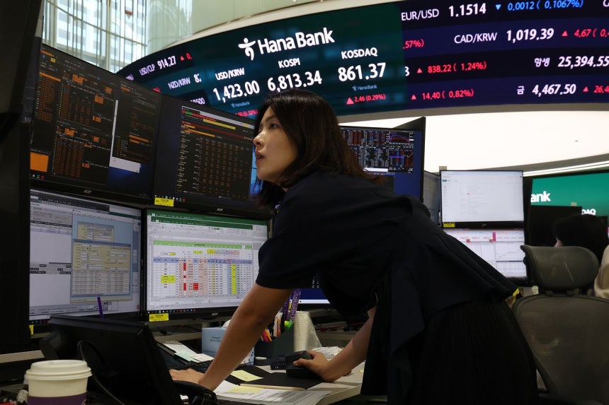 13日、ソウルのハナ銀行本店のディーリングルームでディーラーが業務を行っている。［写真　聯合ニュース］