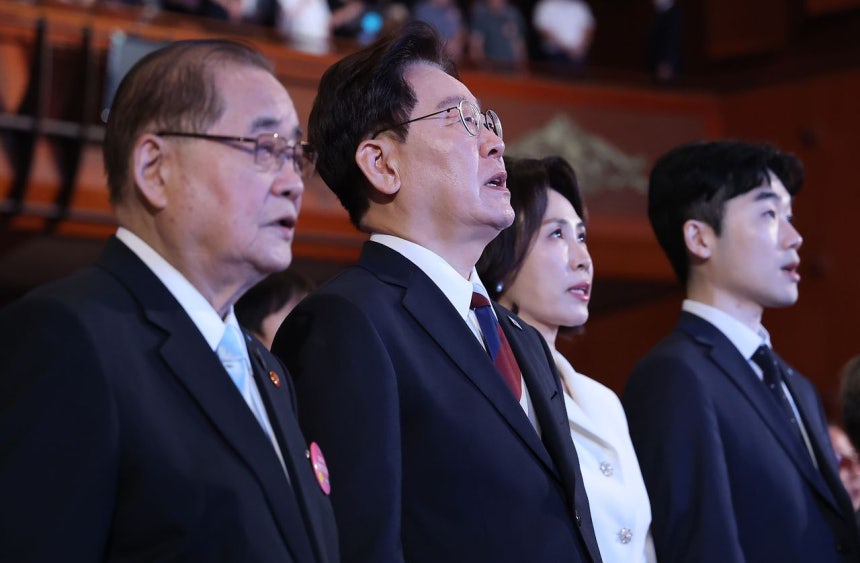 李在明（イ・ジェミョン）大統領と金恵景（キム・ヘギョン）夫人が15日、ソウル鍾路区の世宗（セジョン）文化会館で開かれた第81周年光復節慶祝式で愛国歌を斉唱している。 ［聯合ニュース］