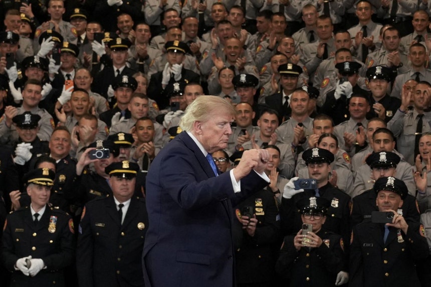 トランプ大統領が14日、ニューヨーク州ガーデンシティの警察学校で演説中に踊っている。［写真 ロイター＝聯合ニュース］
