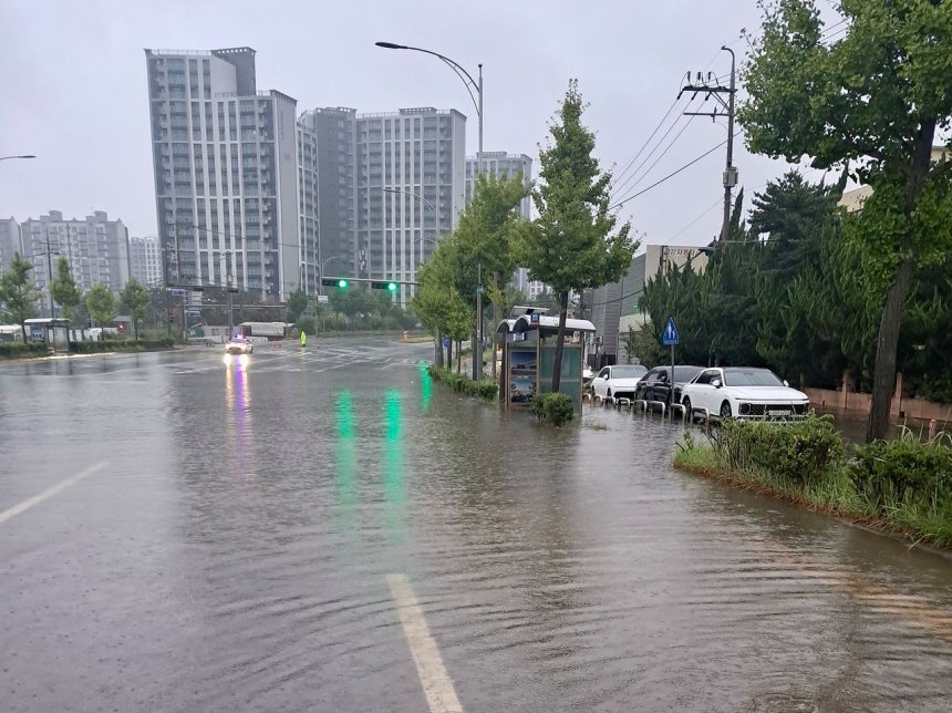 16日、光州特別市木浦市玉岩洞一帯の道路が浸水している。この日、木浦には1時間に66．4ミリの豪雨が降り、1時間あたりの降水量が過去最高となった。 ［聯合ニュース］
