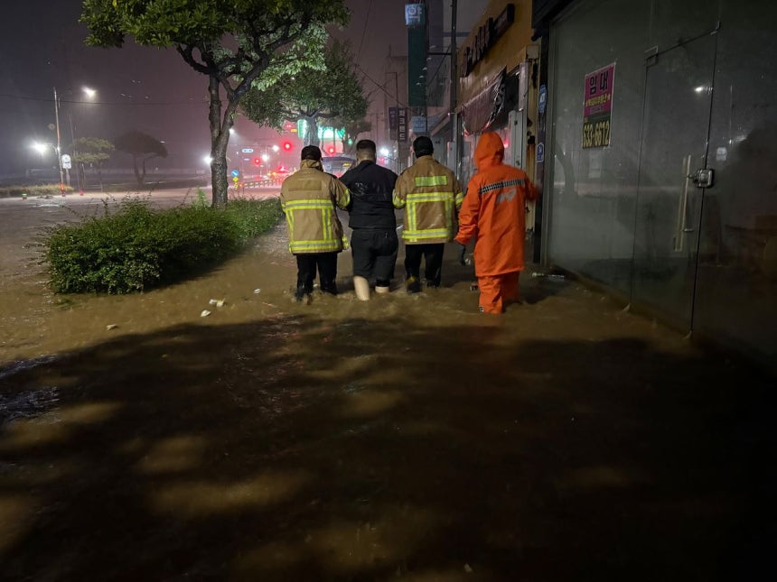 17日午前、巨済市玉浦洞のアパート付近で土砂崩れが発生し、消防隊員が救助作業をしている。 ［ニュース1］
