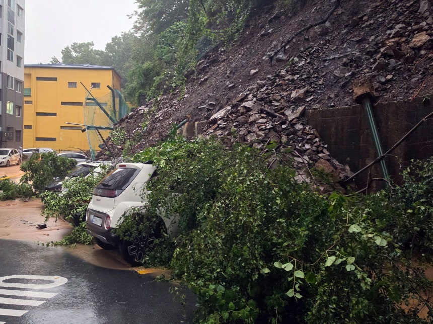   土砂崩れで埋もれた車 ［写真 慶南消防署］