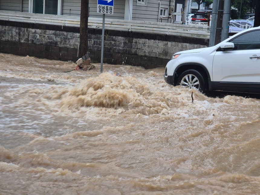 17日午前、巨済市玉浦洞の道路が冠水している。［聯合ニュース］