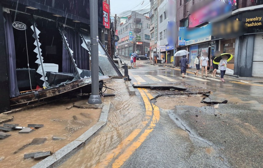   ガラス窓が割れて道路のアスファルトが剥がれた商店街一帯 ［聯合ニュース］