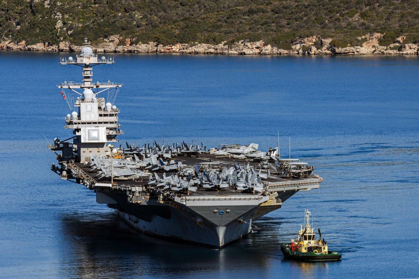 2月26日（現地時間）、ギリシャ・クレタ島のスーダ湾を出港する米海軍の最新鋭原子力空母「USSジェラルド・R・フォード」［AFP＝聯合ニュース］
