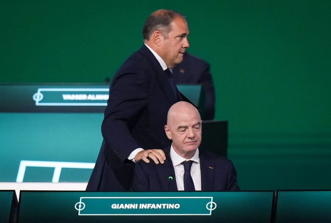 今年4月のFIFA総会で、FIFA副会長兼CONCACAF会長のモンタリアーニ氏（上）が演壇へ向かう際、インファンティーノFIFA会長の肩に手を置いている。CONCACAFは最近のインファンティーノ会長をめぐる問題で反対側に立った。［AP＝聯合ニュース］