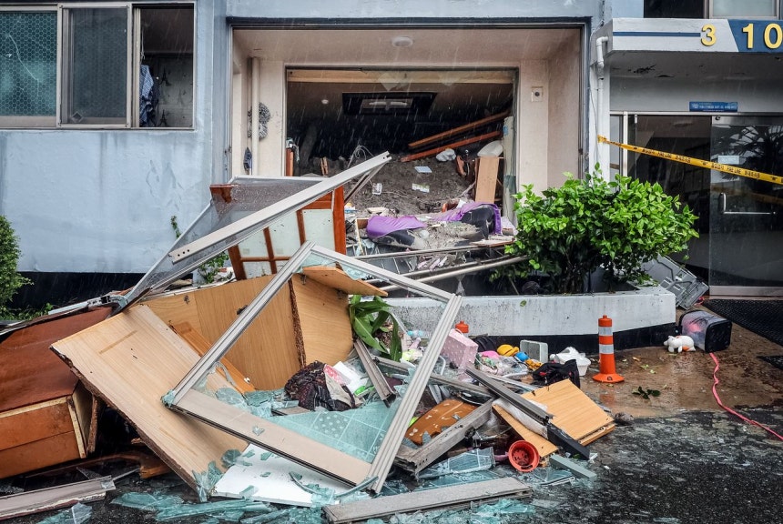豪雨が降った慶尚南道巨済市玉浦洞（キョンサンナムド・コジェシ・オクポドン）の山で17日未明、土砂崩れが発生し、流れ落ちた土砂でマンションの1～2階の一部が埋まった。ソン・ボングン客員記者