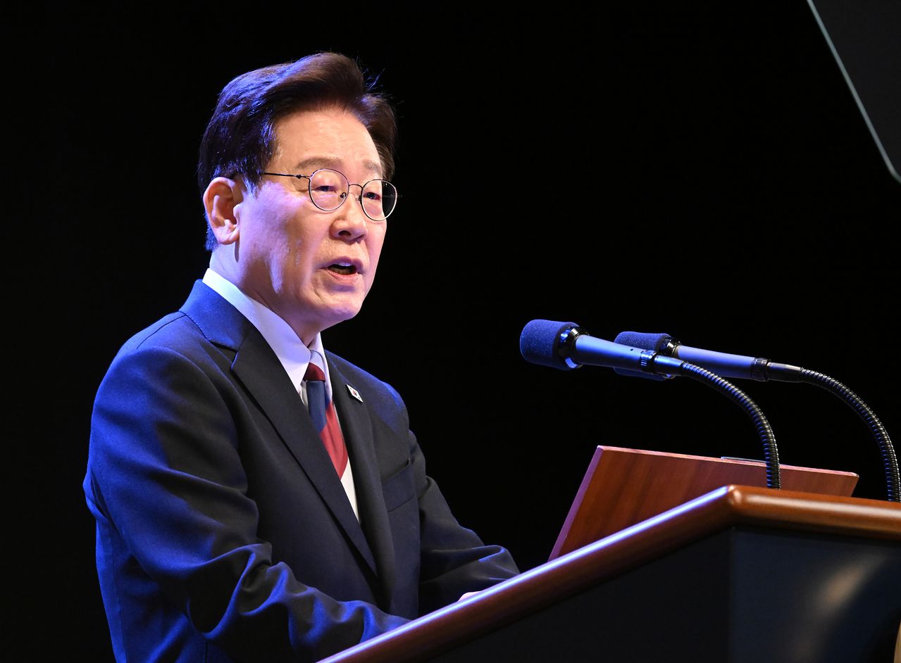 韓国の李在明（イ・ジェミョン）大統領が15日、ソウル世宗（セジョン）文化会館で開かれた第81周年光復節（解放記念日）慶祝式典で、韓半島（朝鮮半島）の平和体制への転換に向けた当事者間の多国間対話を提案している。［青瓦台写真記者団］