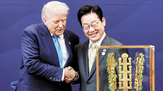 李在明大統領が昨年10月29日に慶州博物館でトランプ米大統領に'天馬塚金冠模型'をプレゼントした後握手している。［写真 聯合ニュース］