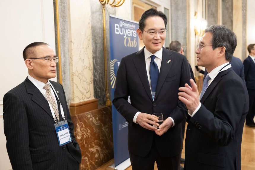 魏聖洛国家安全保障室長、サムスン電子の李在鎔会長、金容範政策室長（左から）が6月12日にローマで開かれた韓国イタリアビジネスラウンドテーブルで対話している。［写真 青瓦台写真記者団］