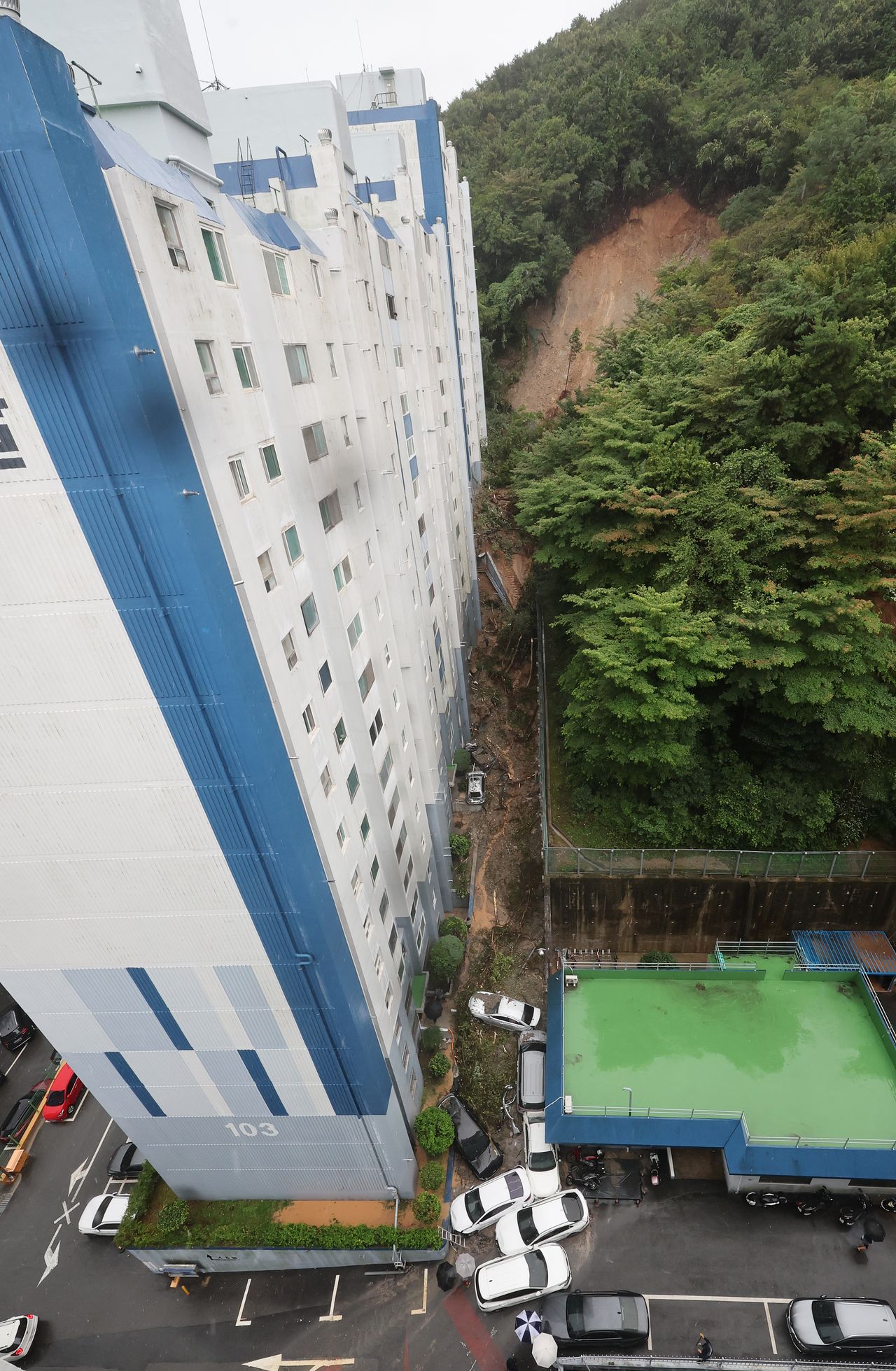   流れ落ちた土砂がマンションを襲った様子。ソン・ボングン客員記者