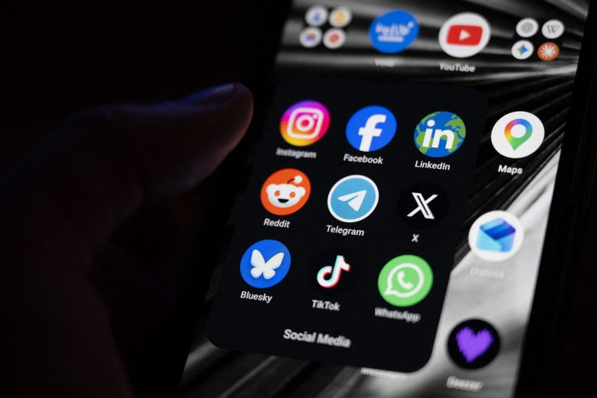 インスタグラム、フェイスブック、リンクトイン、レディット、テレグラム、X（旧ツイッター）、ブルースカイ、TikTok、ワッツアップなど、主要ソーシャルメディアのロゴが表示されたスマートフォンの画面。［AFP＝聯合ニュース］