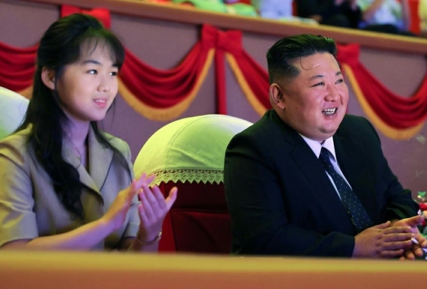  ふっくらした姿からほっそりした姿に変わったジュエ氏。［写真 朝鮮中央テレビ］