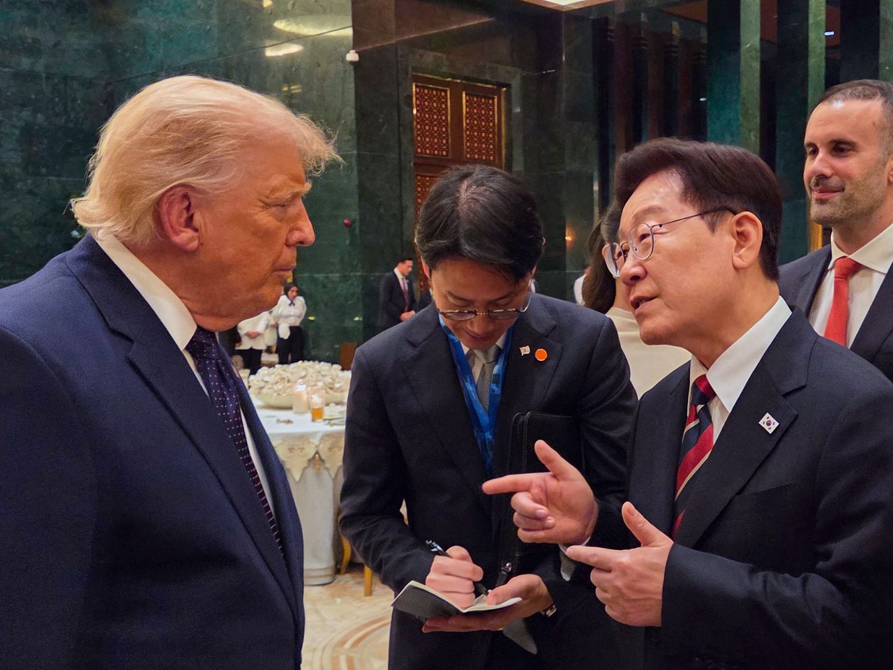   NATO首脳会議の夕食会で会話を交わす李大統領とトランプ大統領。ニュース1