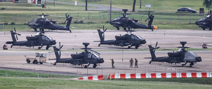 韓米合同軍事演習「乙支フリーダムシールド（UFS）」初日の17日、京畿道平沢のキャンプ・ハンフリーズで、在韓米軍の兵士がアパッチヘリコプターを点検している。 キム・ジョンホ記者