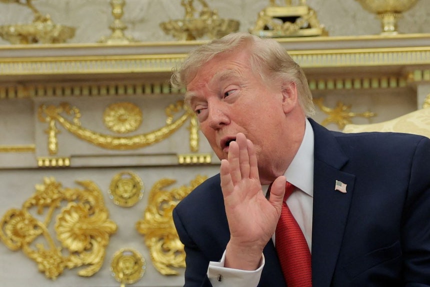 トランプ米大統領が17日にホワイトハウスで記者らと対話をしている。トランプ大統領はこの日北朝鮮の金正恩国務委員長が自身の対話意志に直接答えたと主張した。［写真 ロイター＝聯合ニュース］