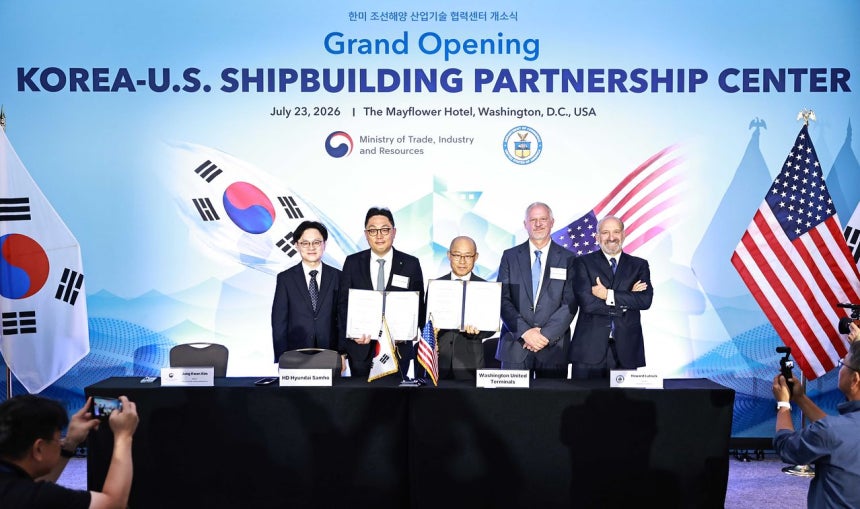 韓国産業通商部の金正官長官が先月23日に米ワシントンで開かれた韓米造船協力センター開所式でラトニック米商務長官をはじめとする参席者と記念撮影をしている。［写真 ニュース1］