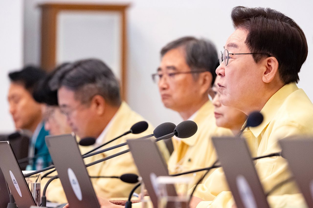 李在明（イ・ジェミョン）大統領は18日、青瓦台（チョンワデ、韓国大統領府）で開かれた乙支（ウルチ）第1および第36回国務会議で、韓米の原子力潜水艦協力事業を加速するよう求める一方、ドナルド・トランプ米大統領が公開した自身との電話会談の内容については沈黙した。チョン・ミンギュ記者