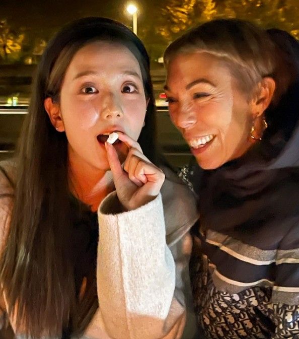 BLACKPINK（ブラックピンク）のジス（左）と、ディオール（DIOR）の広報責任者だった故マチルド・ファビエ氏。［インスタグラム キャプチャー］