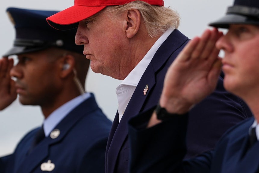 トランプ米大統領が16日（現地時間）、米メリーランド州のアンドルーズ統合基地に到着した後、専用機から降りている。［AP＝聯合ニュース］