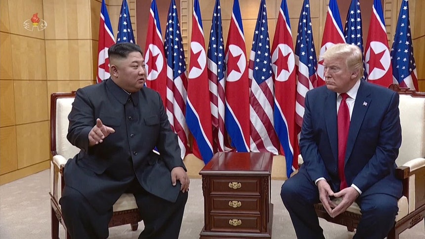 ドナルド・トランプ米大統領（右）と北朝鮮の金正恩（キム・ジョンウン）国務委員長。［写真 朝鮮中央テレビ 画面キャプチャー］