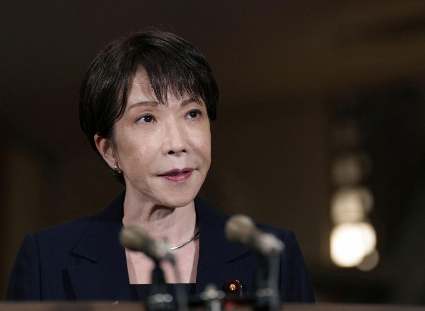 高市早苗首相が8月13日、東京の首相官邸でウラジーミル・プーチン露大統領のイトゥルップ島（択捉島）訪問について取材陣に発言している。ロイター＝聯合ニュース