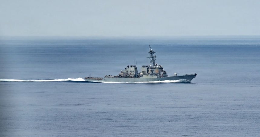 米海軍アーレイ・バーク級イージス駆逐艦「ベンフォールド」が発電機系統の故障を起こす前の先月23日、南シナ海を航海している。 ［写真 米海軍］