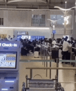 仁川（インチョン）空港の出国ロビーで発生した集団割り込み。［映像 SNS］