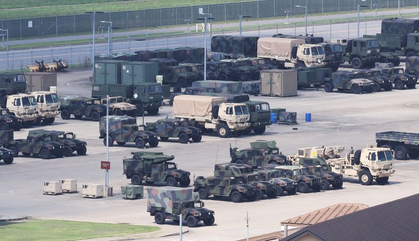 韓米合同軍事演習「乙支フリーダムシールド（UFS）」が行われている18日、京畿道平沢市のキャンプ・ハンフリーズに軍用車両が待機している。［聯合ニュース］