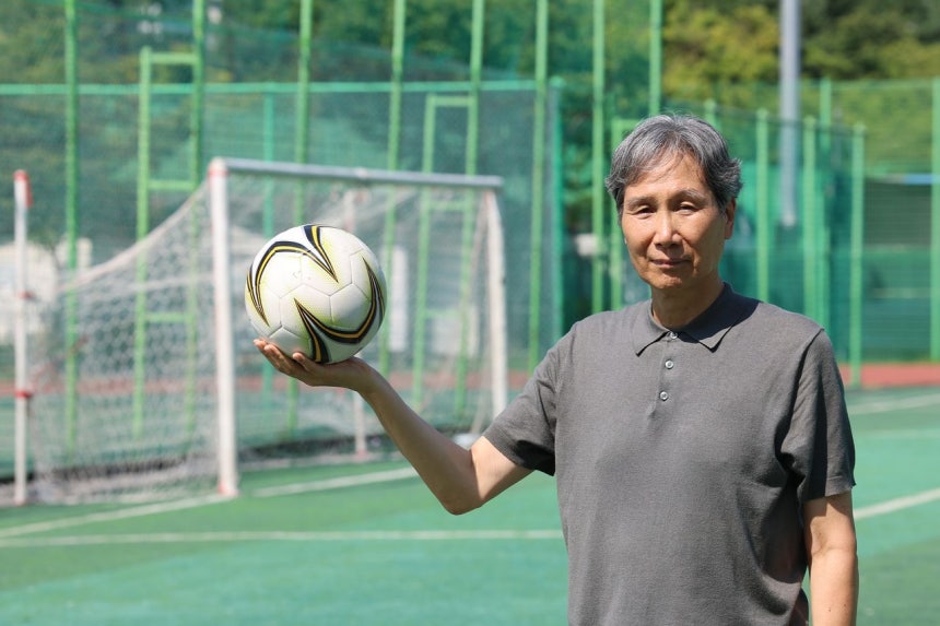 選手・監督・団長、そしてサッカー協会副会長を幅広く経験した元サッカー韓国代表の崔順鎬（チェ・スンホ）氏は中央日報のインタビューで「百年の計を立てた日本のように、韓国サッカーも長期的なビジョンを体系的に実践していくべきだ」と強調した。写真は京畿道竜仁市の水枝体育公園でサッカーボールを持つ崔順鎬氏。 チャン・ジンヨン記者