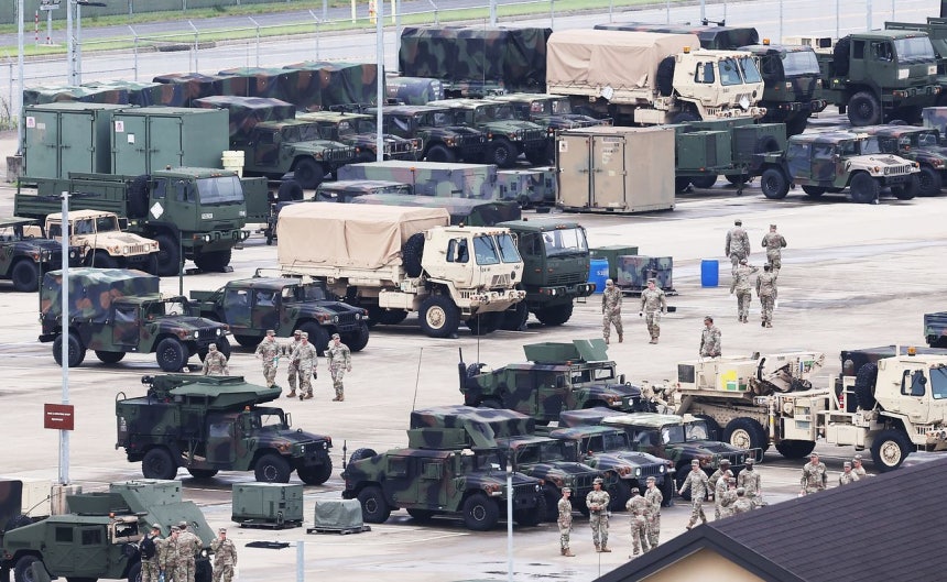 韓米軍当局が、有事における韓半島防衛のための定例合同軍事演習「乙支フリーダムシールド」を開始した17日、京畿道平沢市のキャンプ・ハンフリーズで在韓米軍の兵士らが軍用車両の前を行き来している。［聯合ニュース］