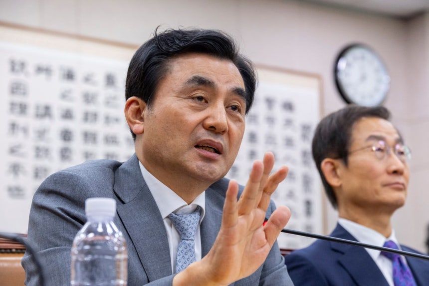 韓国の安圭伯（アン・ギュベク）国防部長官が19日、国会で開かれた法制司法委員会全体会議に出席し、「乙支（ウルチ）フリーダムシールド（自由の盾）」（UFS）早期終了に関する質問に答えている。聯合ニュース