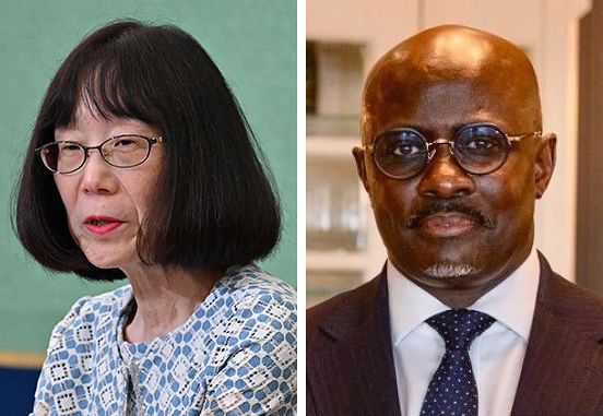国際刑事裁判所（ICC）の赤根智子所長（左）とアブドゥライ・セイェ首席公判法律家。