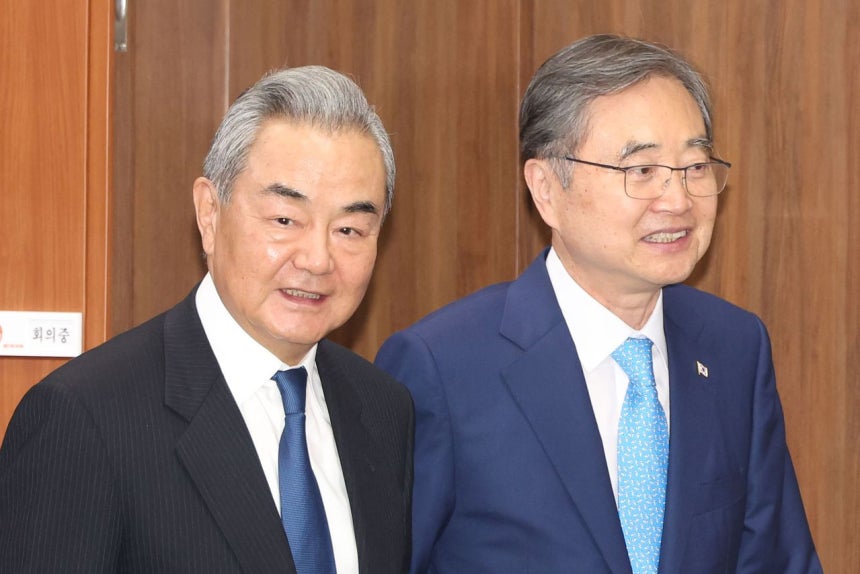 韓国の趙顯（チョ・ヒョン）外交部長官（右）と中国の王毅外相が19日、ソウル外交部庁舎で開かれた韓中外相会談に出席している。ウ・サンジョ記者