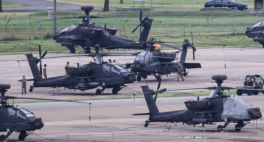 韓米合同軍事演習「乙支フリーダムシールド（UFS）」初日の17日、京畿道平沢市のキャンプ・ハンフリーズで、在韓米軍の兵士らがアパッチヘリコプターの点検を行っている。キム・ジョンホ記者