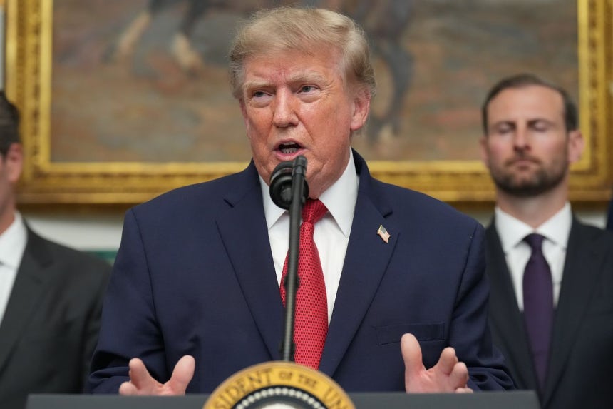 トランプ大統領が19日、ホワイトハウスでテック業界のリーダーらとの会議中に演説している。［写真 AP＝聯合ニュース］