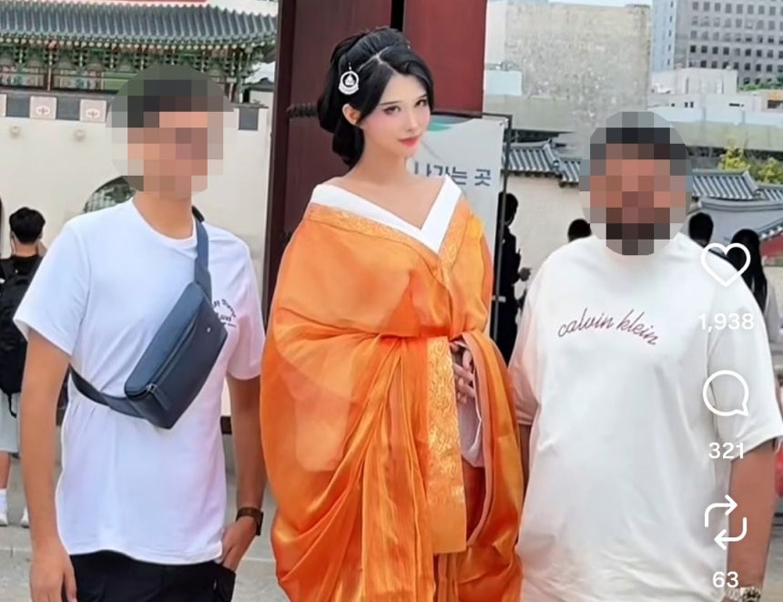  景福宮で漢服（中国伝統衣服）を着て記念撮影をする中国人インフルエンサー。［写真 徐坰徳教授］