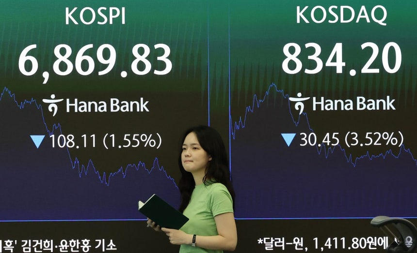  ソウルのハナ銀行ディーリングルームのモニターにKOSPIとKOSDAQが表示されている。［写真 聯合ニュース］