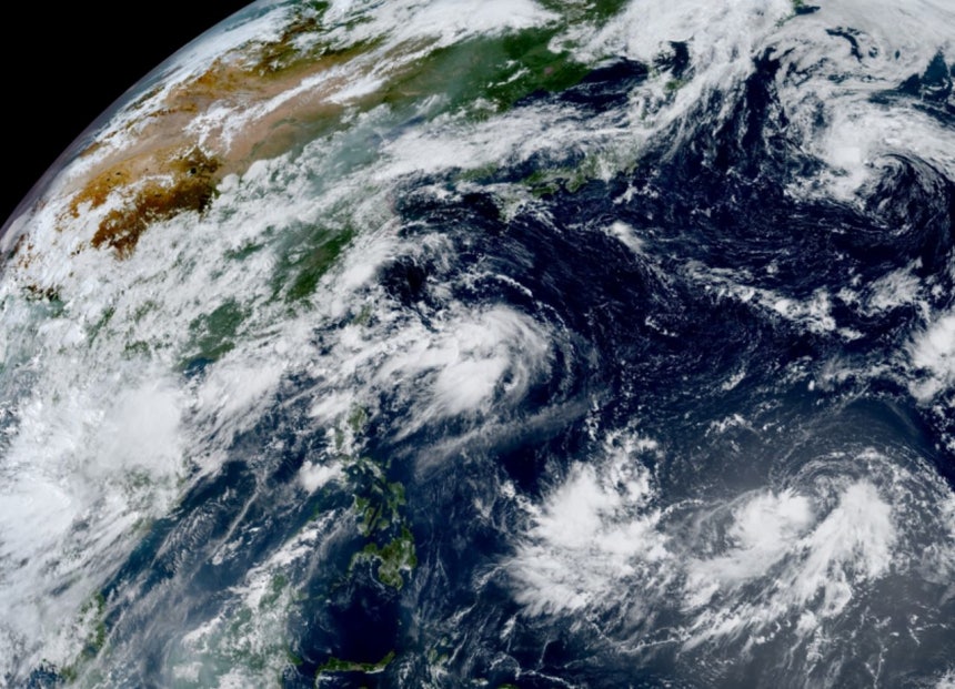 日本のひまわり衛星から見た台風18号（右下）。まだ台風の構造を完全には形成していない。 CIRA／NOAA