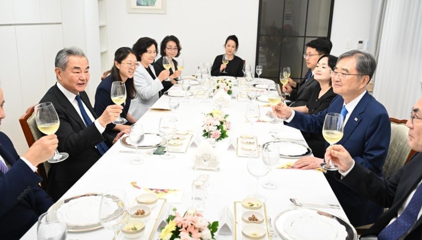 19日、韓中外相会談を終え、夕食をともにしながら歓談する出席者ら［写真 外交部］