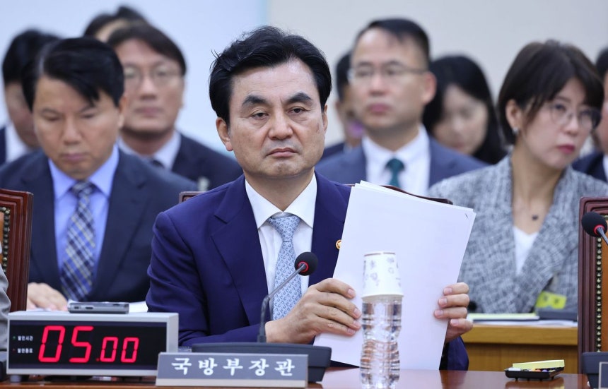 韓国国防部の安圭伯（アン・ギュベク）長官（中央）が20日、国会国防委員会の全体会議に出席し、北朝鮮の核兵器に関する議員らの質疑を聞いている。イム・ヒョンドン記者