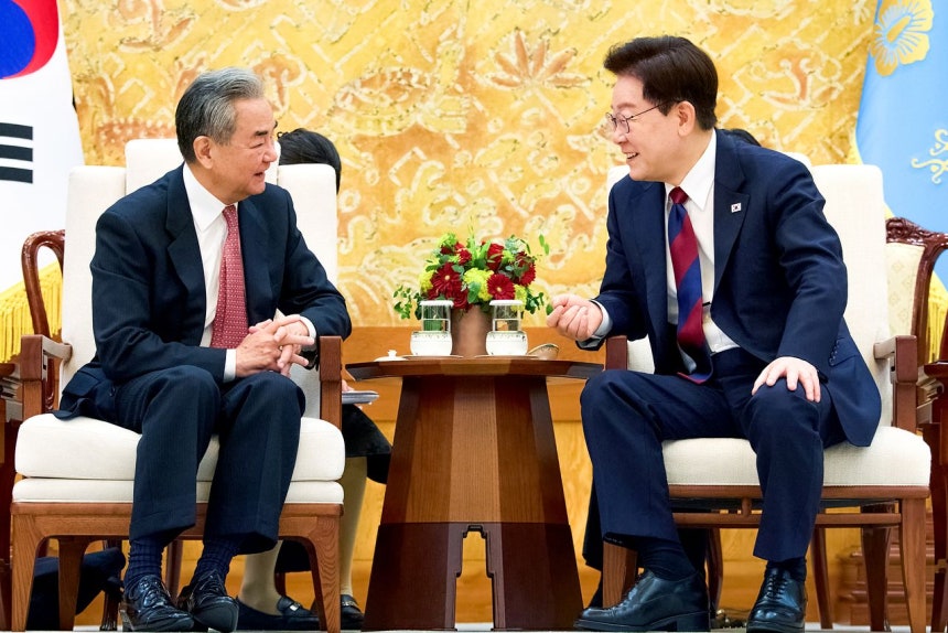 韓国の李在明（イ・ジェミョン）大統領が20日午前、青瓦台（チョンワデ、大統領府）で、1泊2日の日程で19日に訪韓した王毅中国外相と会談している。［写真 青瓦台］